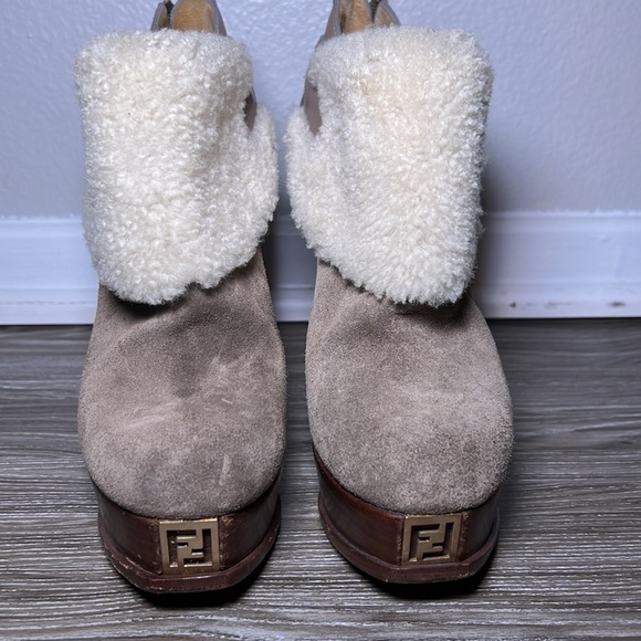 Fendi, tan/taupe suede ankle shoots with shearling wool in size 37 - Picture 2 of 7
